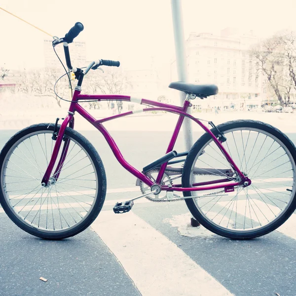 Lila kerékpárral a város utca — Stock Fotó