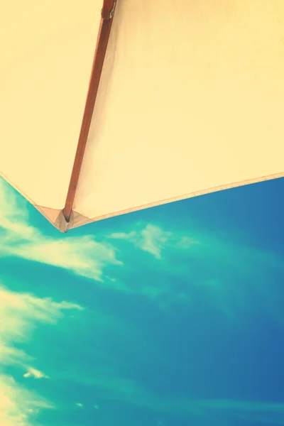 Deštník na pláži retro — Stock fotografie