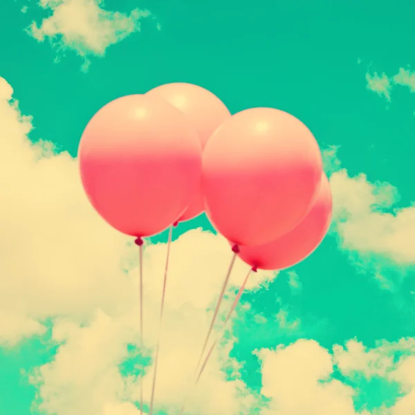 Palloncini rosa sul cielo retrò — Foto Stock