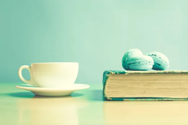 Old book and macaroons — Stock Photo, Image