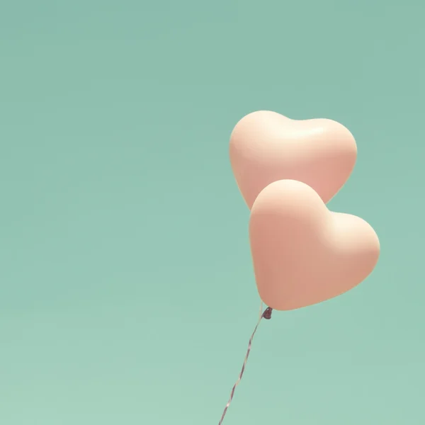 Globos de amor retro en el cielo de menta —  Fotos de Stock