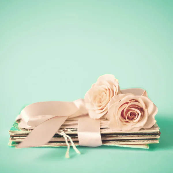 Rosas rosadas y letras con cinta — Foto de Stock