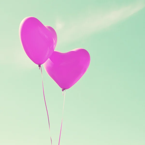 Globos de corazón púrpura en el cielo de menta —  Fotos de Stock