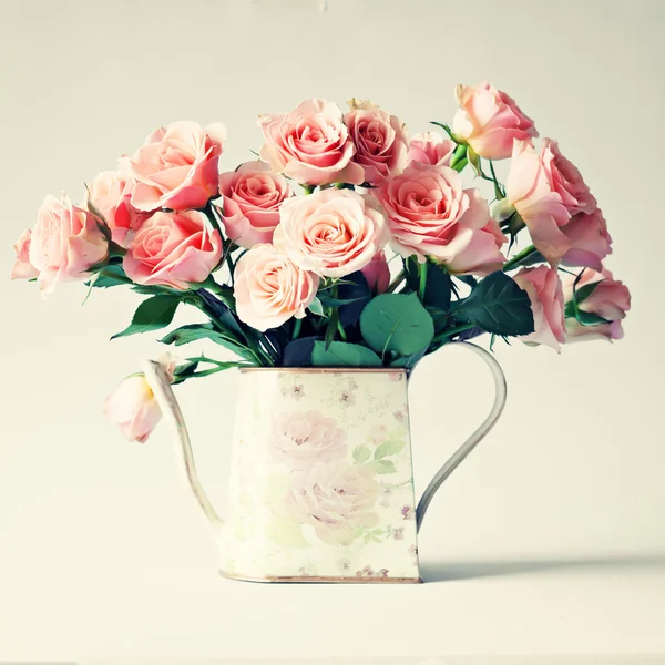 Rosa Rosen in der Vase — Stockfoto