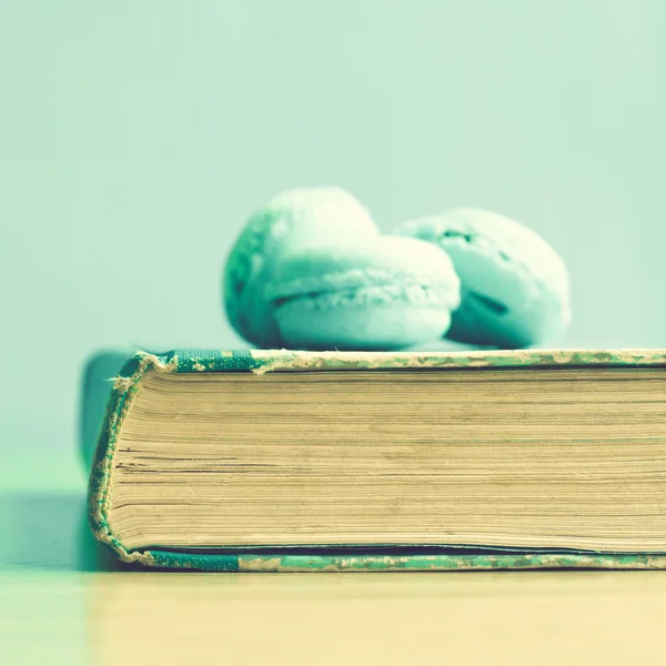 Old book and macaroons — Stock Photo, Image