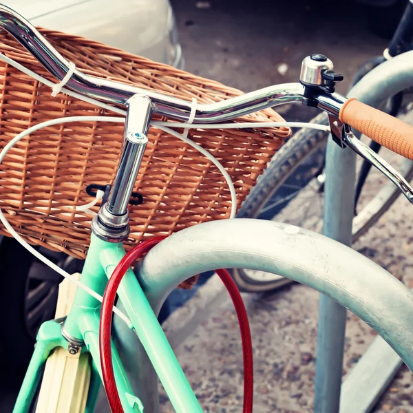 Vintage fiets met het mandje — Stockfoto