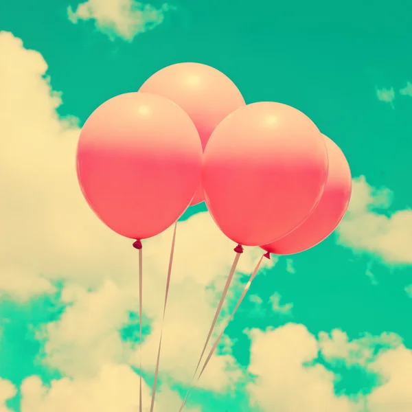 Balões cor de rosa no céu retro — Fotografia de Stock