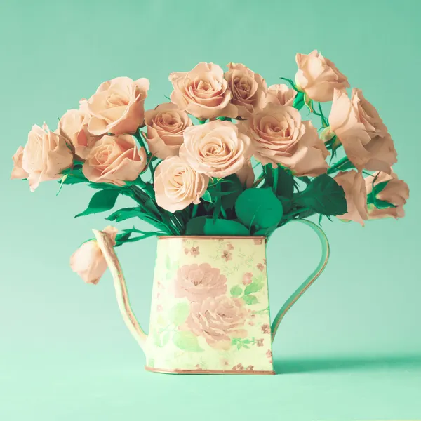 Różowe róże w wazonie vintage — Zdjęcie stockowe