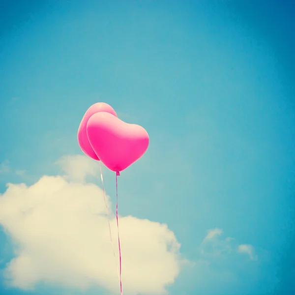 Globos de corazón en el cielo azul vintage — Foto de Stock