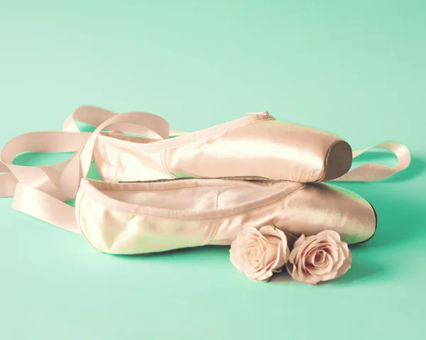 Ballet shoes and roses — Stock Photo, Image