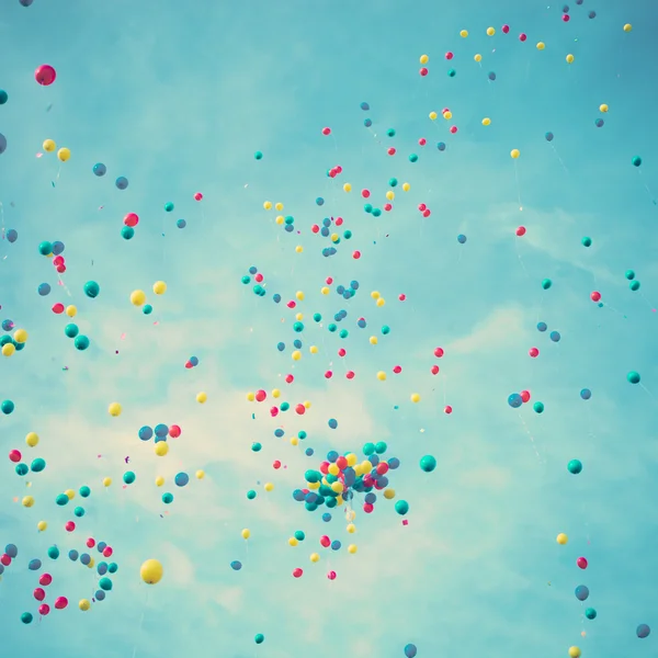 Bunte Luftballons im Flug — Stockfoto