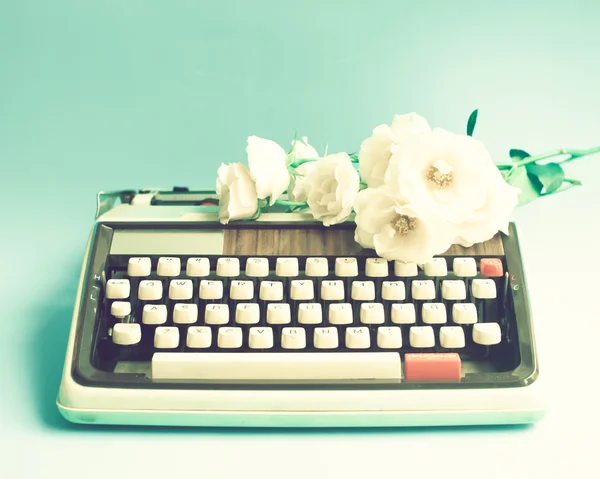 Typewriter and flowers — Stock Photo, Image