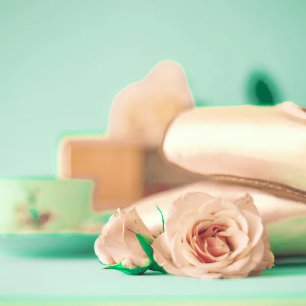 Ballettschuhe und Rosen — Stockfoto