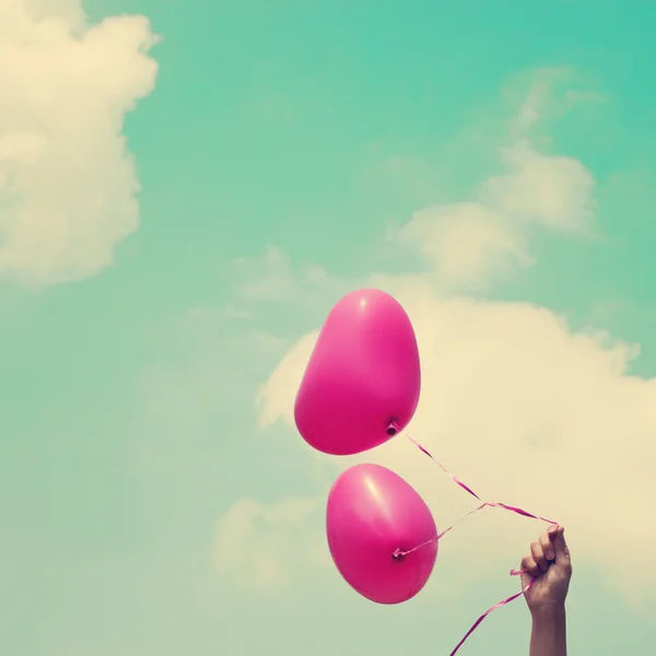 Globos de corazón en el cielo azul vintage — Foto de Stock