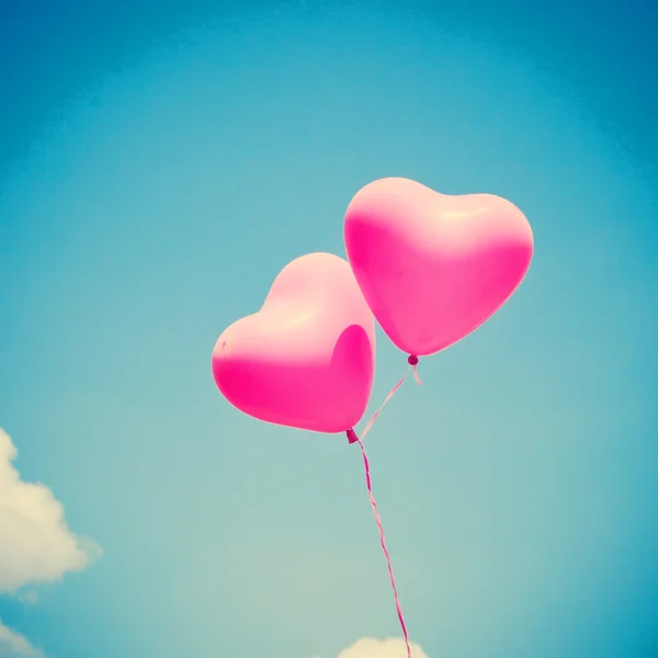 Balões de coração no céu azul vintage — Fotografia de Stock