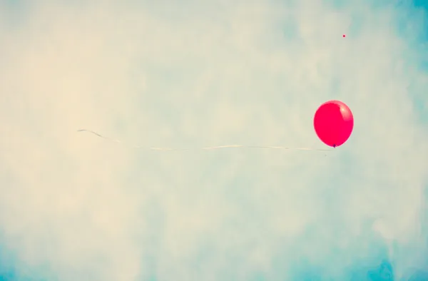 Czerwony balon w locie — Zdjęcie stockowe