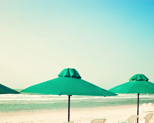 Sillas de playa y sombrillas —  Fotos de Stock