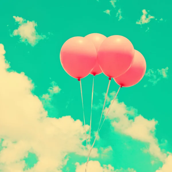 レトロな空の上のピンクの風船 — ストック写真