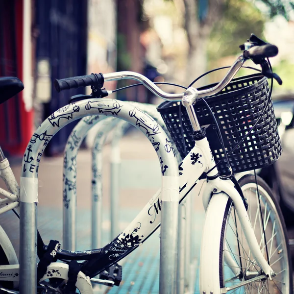 Vélo garé dans la ville — Photo