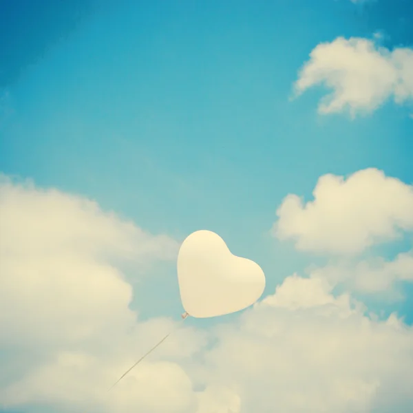 Balão de coração no céu vintage — Fotografia de Stock