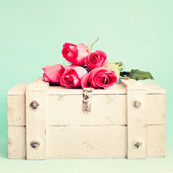 Roses over a chest — Stock Photo, Image