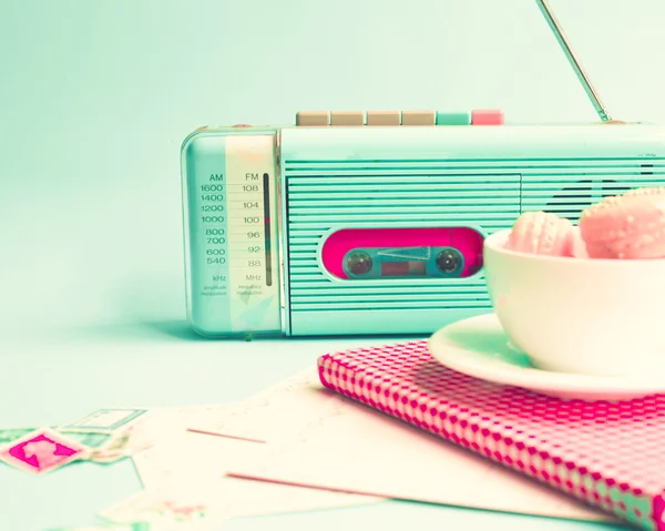 Retro Radio and macaroons — Stock Photo, Image