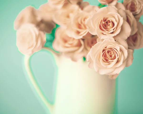 Rose rosa in vaso vintage — Foto Stock