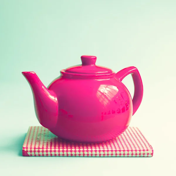 Ретро червоний чайник — стокове фото
