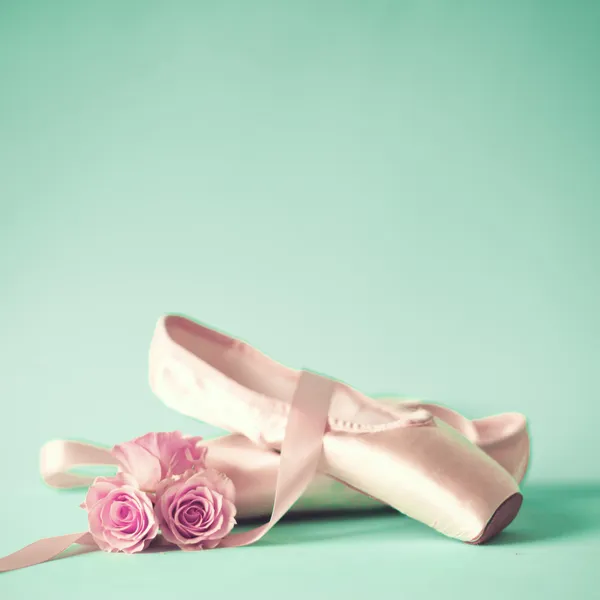 Chaussures de ballet et roses — Photo