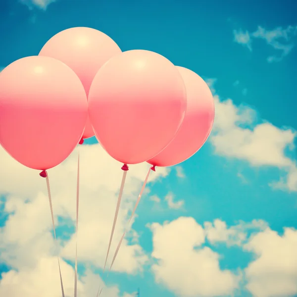 Rosa ballonger på himlen — Stockfoto