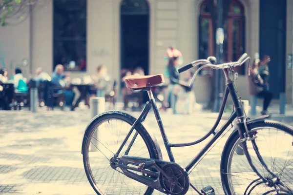 Vintage bicycle in zonsondergang licht — Stockfoto