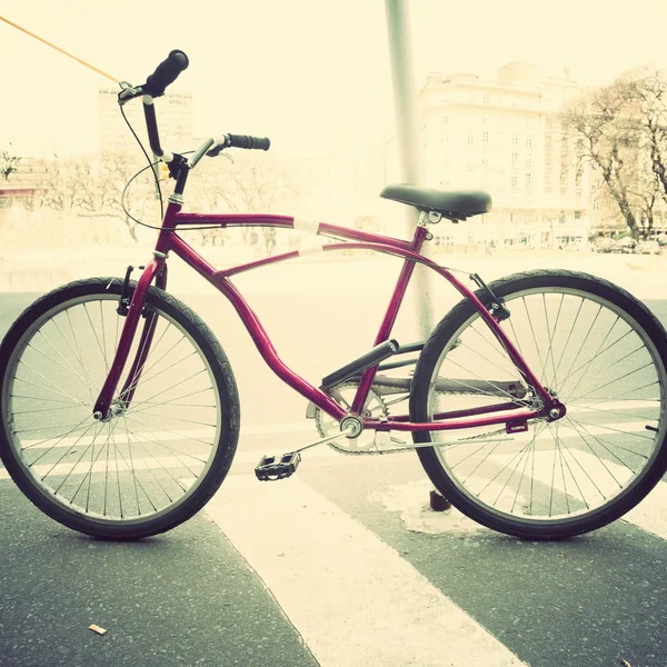 Lila cykel i stad gata — Stockfoto