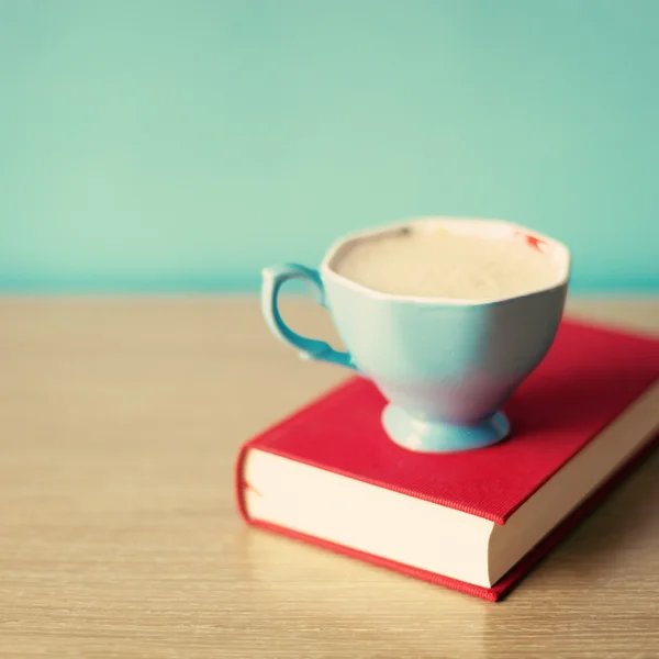 Tasse Kaffee auf Buch — Stockfoto