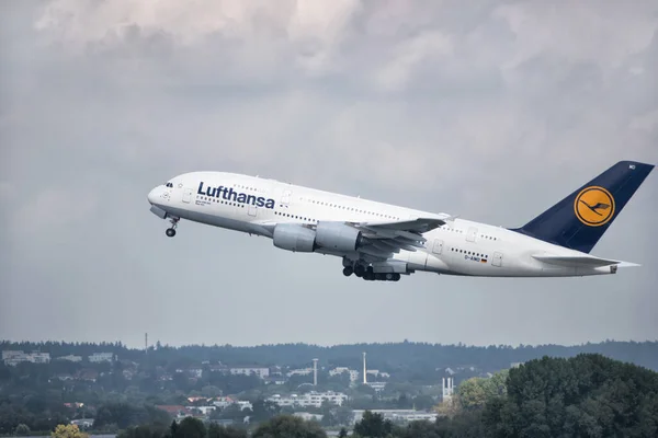 青い曇り空を離陸する大きなルフトハンザジェット ミュンヘン ドイツ 2018年9月15日 — ストック写真