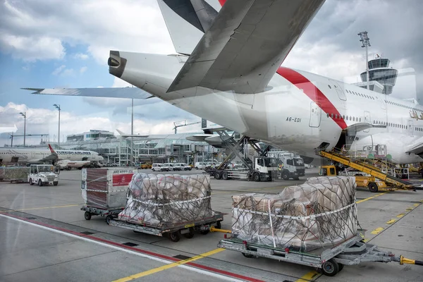 Carregamento Jato Avião Aeroporto Munique Verão Munique Alemanha Setembro 2018 Imagem De Stock