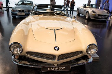 Münih, Almanya - 14 Eylül 2018: BMW 507 otomobil BMW Müzesinde ayakta duruyor.