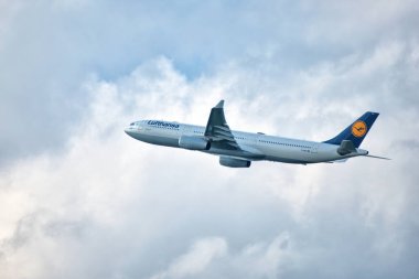 Büyük bir Lufthansa jeti mavi bulutlu gökyüzünde havalanıyor: Münih, Almanya - 15 Eylül 2018