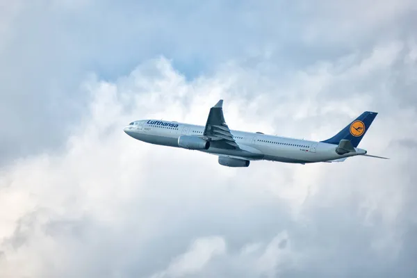 青い曇り空を離陸する大きなルフトハンザジェット ミュンヘン ドイツ 2018年9月15日 — ストック写真