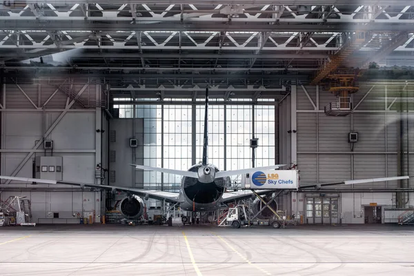 ミュンヘン ドイツ 2018年9月15日 空港でメンテナンス中の旅客機 運航のための機械装置の点検 — ストック写真