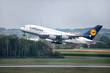 Havaalanından kalkan büyük bir Lufthansa jeti: Münih, Almanya - 15 Eylül 2018