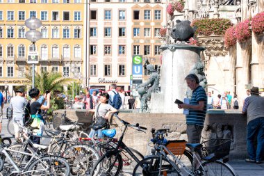 Münih, Almanya - 12 Eylül 2018: Fischbrunnen Balık Çeşmesi ve Marienplatz Mary Meydanı 'ndaki heykeller.