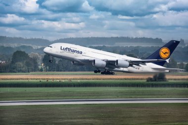 Büyük bir Lufthansa jeti mavi bulutlu gökyüzünde havalanıyor: Münih, Almanya - 15 Eylül 2018