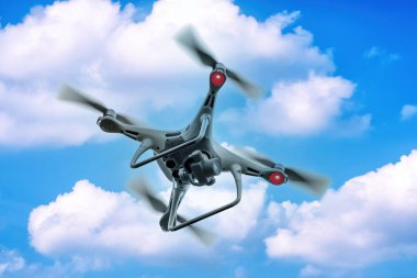 Yerden kalkan beyaz bir dron kuadkopteri. Yumuşak odaklanma. Hareket bulanıklığı.