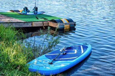 Donanım, botlar, tahta, halat, su kayağı ve yaz günü denizde sörf yapmak için..