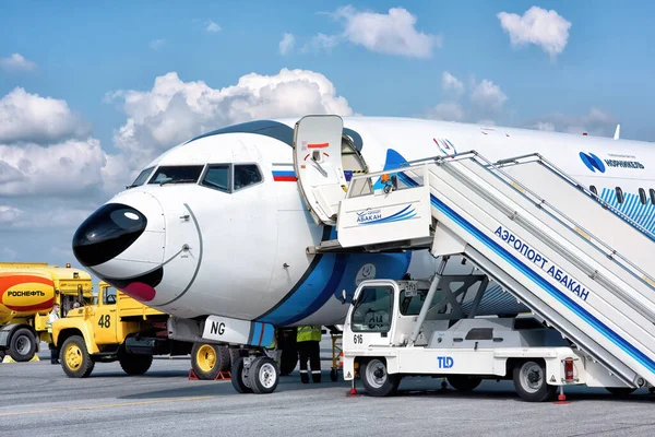 夏には大きな航空機が空港に搭乗する準備ができています 面白い顔胴体面 ロシアのアバカン 2020年8月8日 — ストック写真