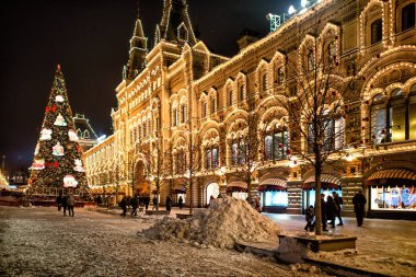 Moskova GUM ticaret evi ve Kızıl Meydan 'daki alışveriş merkezinin görkemli manzarası Noel' de aydınlandı: Moskova, Rusya - 15 Ocak 2021