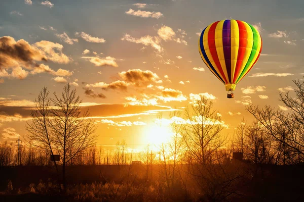 天空中的热气球 背景是明亮的落日 — 图库照片