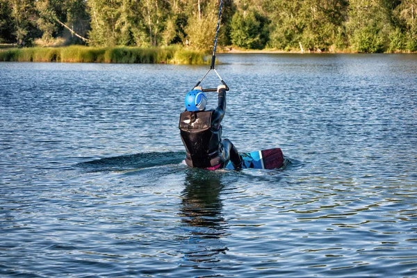 Una Donna Che Sveglia Lago Giorno Estate Con Giubbotto Salvataggio — Foto Stock