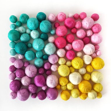 Beyaz arka plan. Renkli iplik, iplik yumakları.