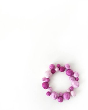 Beyaz arka plan. Renkli iplik, örgü topları iplik.